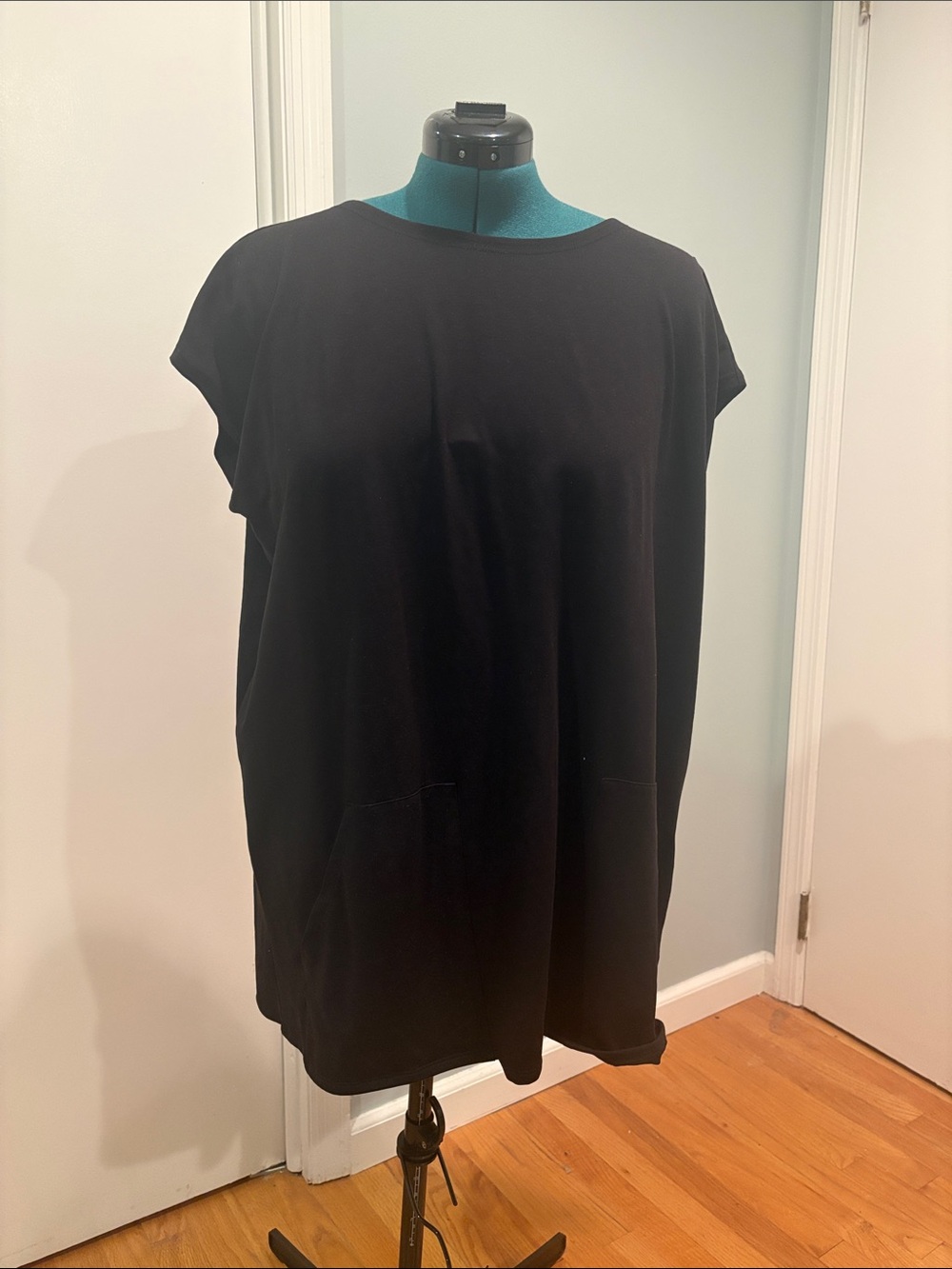 Eileen Fisher Jewel Nk boxy black  NWT Tunic